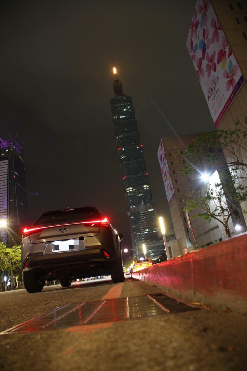 ▲貫串式尾燈是UX最大特點，喜愛攝影的李弘斌沒忘記用單眼相機替愛車與台北101合照。