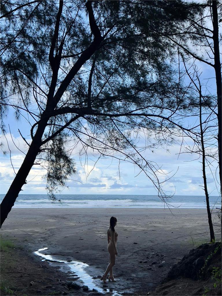 深夜限定福利！鄭家純曬海邊美景　驚見「裸色人形」粉絲暴動狂放大