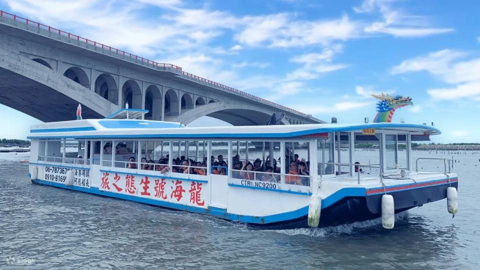 Tainan LongHai Eco Boat Tour and Oyster Barbecue. (Photo: Klook SG)