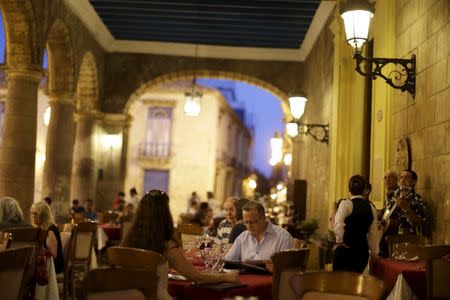 Foreign visitors enjoy dinner at a restaurant in Havana March 16, 2016. REUTERS/Ueslei Marcelino