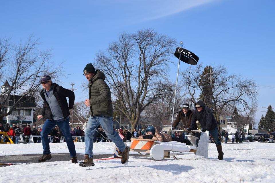 "O2 Mobile Unite" ended in third place during the races. The team was made up of Jeff Prater, Ryan Johnson, Mike Schwedt, Ron Urkuski and Todd Vandenbrink.