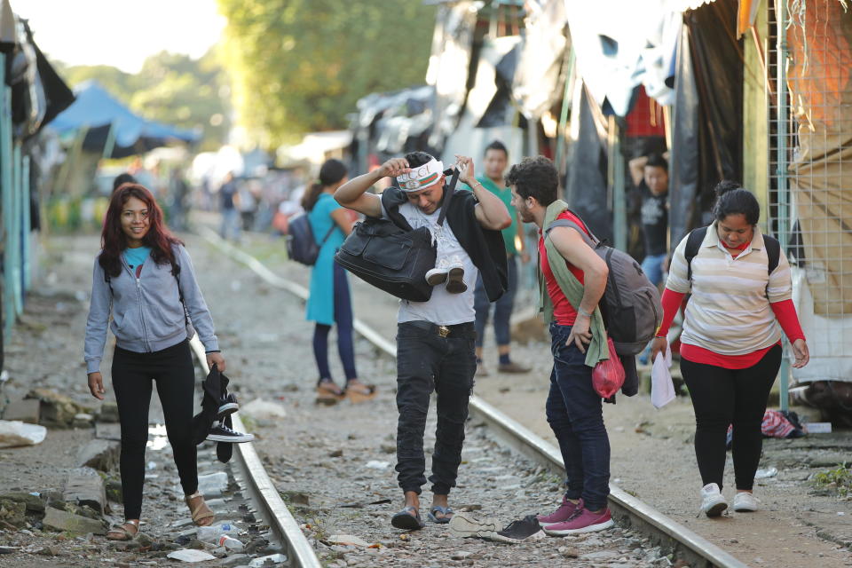 FOTOS | Migrantes toman calles de Huixtla, Chiapas, rumbo a EEUU