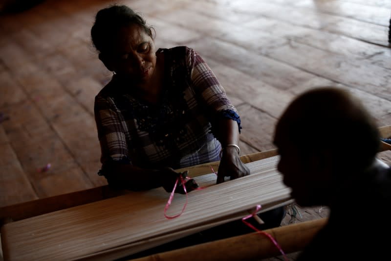 The Wider Image: As crops fail, Indonesia's Sumba seeks lifeline in weaving, fishing