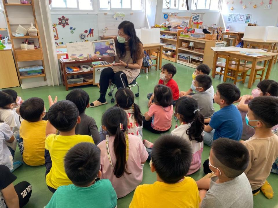 以有趣的圖畫及文字出版的甘惠忠神父繪本，吸引慈母幼兒園的小朋友注意。(記者盧萍珊攝)