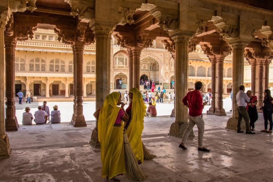 Tourists at a temple in Jaipur. D Mz / pixabay