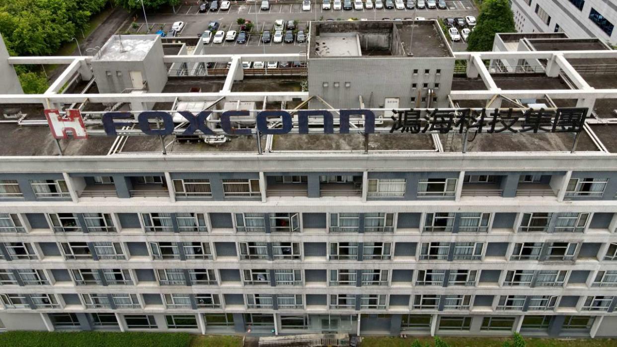 Cette photo aérienne montre un logo Foxconn sur un bâtiment dans le district de Tucheng, à New Taipei City, le 6 mai 2022. (Photo de Sam Yeh / AFP)