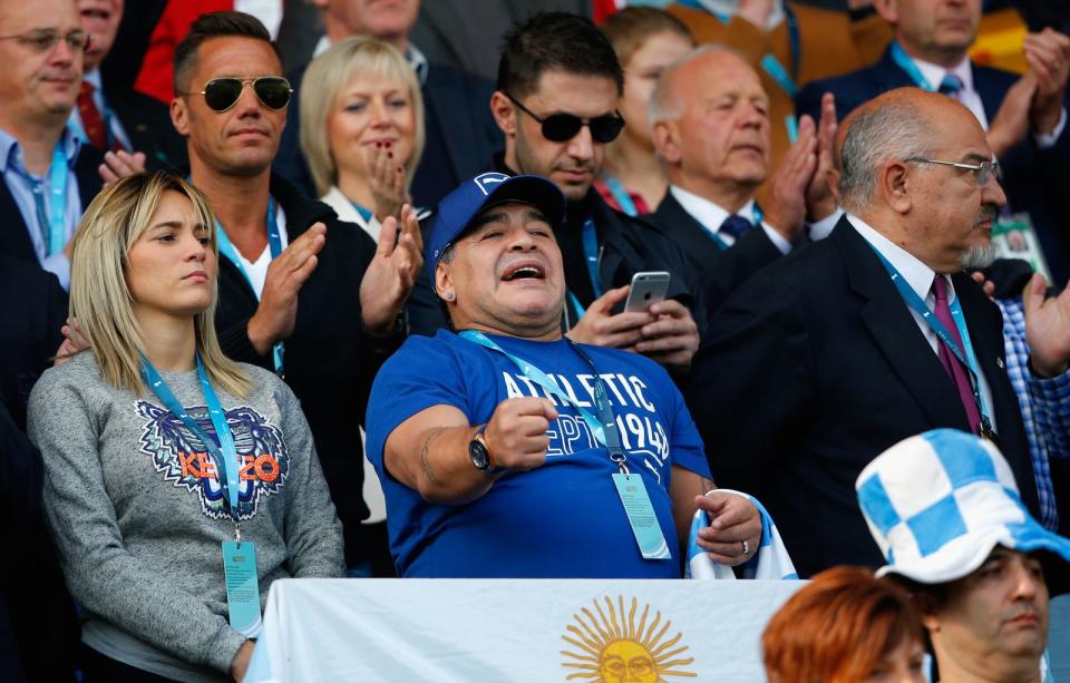 Auch für Sportarten abseits des Fußballs begeistert sich Diego Maradona regelmäßig - so wie hier bei der Rugby-WM 2015. Im Publikum erblicken konnte man die Legende auch schon bei diversen Tennis-Matches. (Bild: 2015 Getty Images/Stu Forster)
