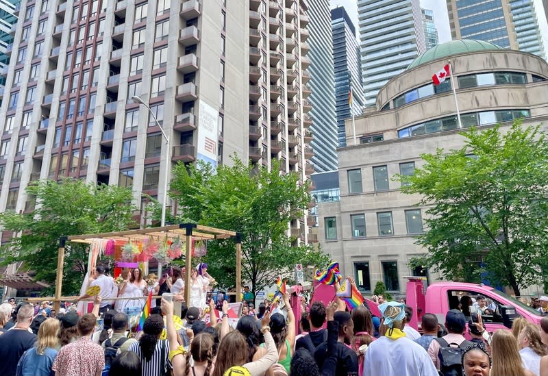 多倫多同志大遊行 加拿大規模最大 「多倫多同志大遊行」是加拿大規模最大的同志遊行 活動。今年第43屆有216支隊伍組隊、逾20萬名遊行 者，吸引難以計數的群眾圍觀。 中央社記者胡玉立多倫多攝  113年7月1日 