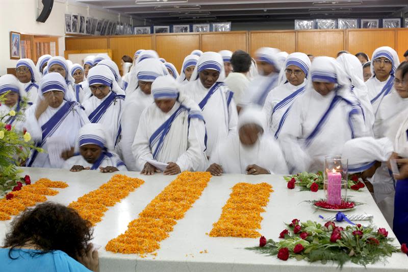 Monjas participan en una misa de oración por el 106 aniversario del nacimiento de la Madre Teresa, el viernes 26 de agosto de 2016, en la Casa de la Madre en Calcuta (India).(EFE)