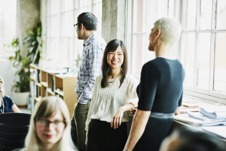 Mit einem Lächeln tut man sich im Büro nicht nur selbst einen Gefallen. (Bild: Getty Images)