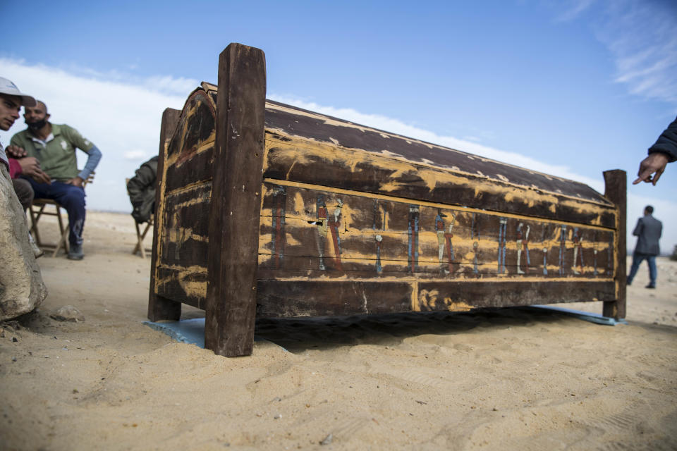 Los sarcófagos son de madera y datan del Imperio Nuevo (del siglo XVI a. C. al XI a. C.). Se encontraron en el interior de un pozo funerario. (Foto: Khaled Desouki / AFP / Getty Images).