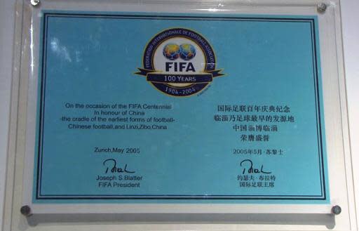 En esta imagen de un vídeo de AFP se ve el certificado firmado por la FIFA que acredita a China como el país en donde se iniciaron las primeras formas de fútbol, en el Museo de Historia del Estado de Qi, en Zibo, China, el 15 de mayo de 2014 (AFP/Archivos | AFPTV)