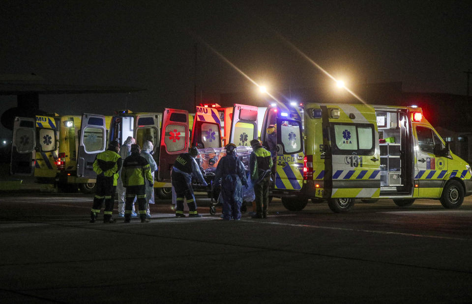 Trabajadores de salud en Santiago trasladan a un paciente enfermo de COVID-19 desde una base de la Fuerza Aérea a la ciudad de Concepción el martes 19 de mayo de 2020, con el fin de liberar unidades de cuidados intensivos en la capital de Chile. (AP Foto/Esteban Félix)