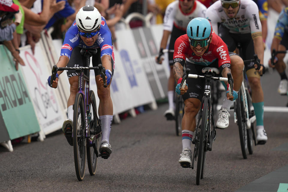 Jasper Philipsen (izquierda) adelanta a Caleb Ewan para ganar la cuarta etapa del Tour de Francia, el martes 4 de julio de 2023, en Nogaro, Francia. (AP Foto/Daniel Cole)