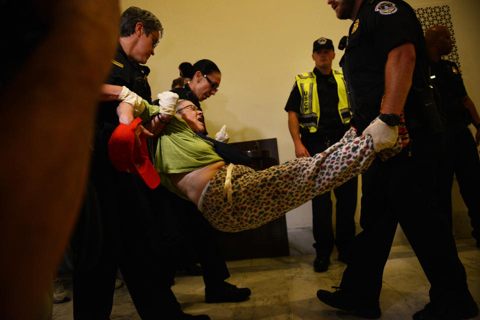 Los agentes se llevan a una mujer discapacitada tras su protesta contra la reforma de Medicaid. (Photo by Astrid Riecken For The Washington Post via Getty Images)