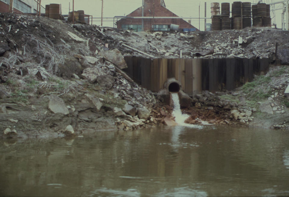 家庭和工業廢水中的部分汙染物難以透過傳統廢水處理設備完全過濾掉，排放至水道中可能造成影響。示意圖。照片來源：Frank J. Aleksandrowicz／EPA, Wikipedia（CC0）