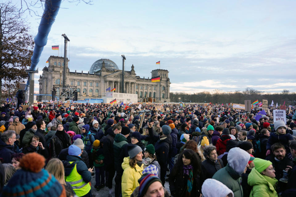 Demonstration gegen Rechtsextremismus und die AfD unter dem Motto 'Demokratie verteidigen: Zusammen gegen Rechts' auf dem Platz der Republik vor dem Bundestag. Berlin, 21.01.2024 - Copyright: picture alliance / Geisler-Fotopress | Bernd Elmenthaler/Geisler-Fotopr