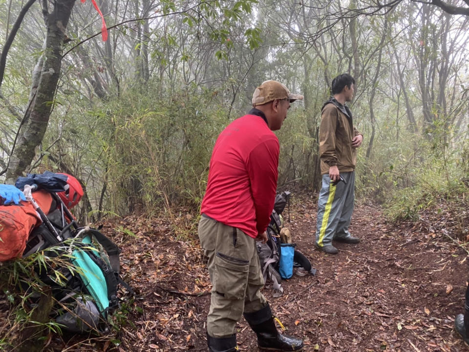 6人登山隊伍縱走能高安東軍，遇氣候不佳撤退，領隊失溫死亡、華裔美籍葉姓女教授失聯。地面搜救隊已抵能高主峰，因山區下雨、且起大霧，增添搜救難度。（圖／花蓮縣消防局第二大隊提供）
