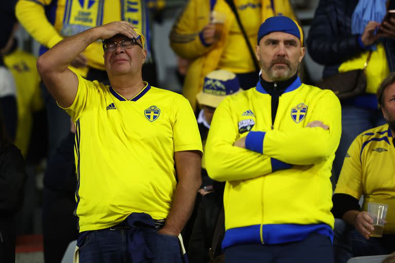 Simpatizantes suecos reciben el anuncio de abandonar el estadio tras el ataque jihadista en Bruselas 