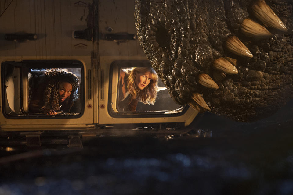 En esta imagen proporcionada por Universal Pictures DeWanda Wise, izquierda, and Laura Dern en una escena de "Jurassic World Dominion". (Universal Pictures/Amblin Entertainment vía AP)