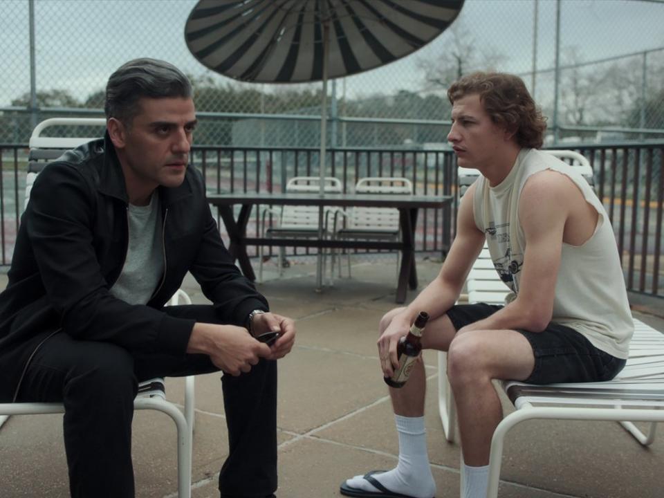 William (Oscar Isaac) und Cirk (Tye Sheridan) werden langsam Freunde. (Bild: © 2021 Lucky Number, Inc. All rights reserved)