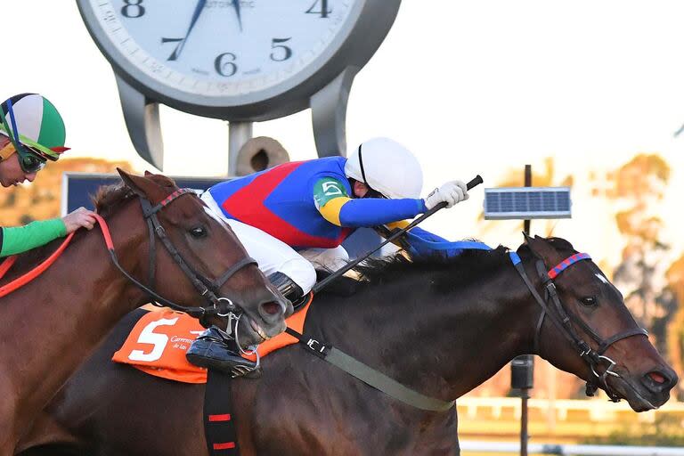 Vundu controla la atropellada de Intense for Me y Francisco Gonçalves ya inicia en festejo, en el Estrellas Classic (G1), en San Isidro.