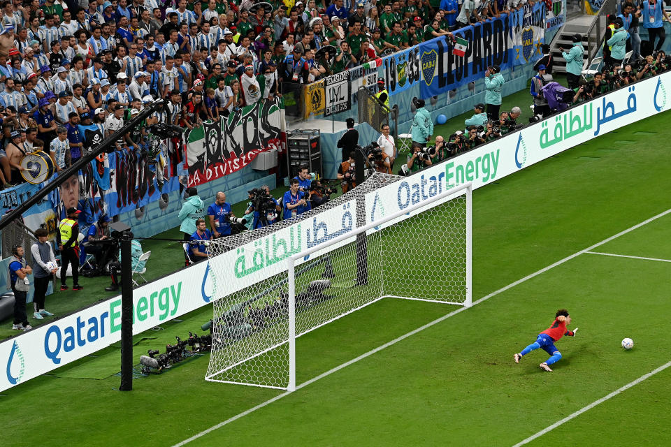 El recorrido de Ochoa no alcanzó para detener el disparo de Messi. (Foto: Claudio Villa/Getty Images)