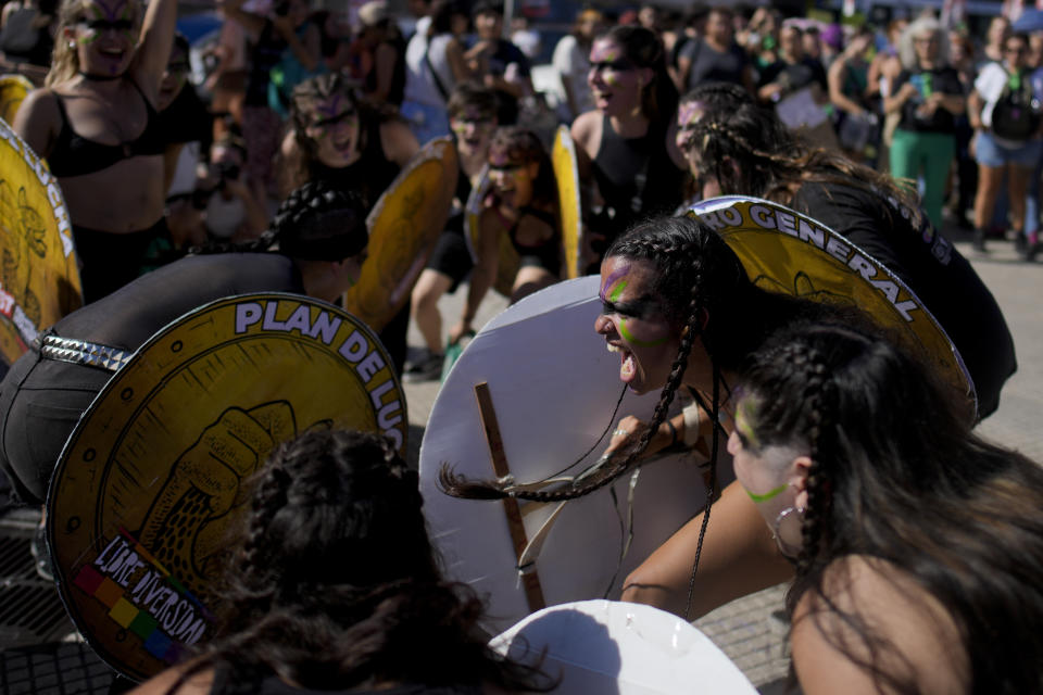 Mujeres ejecutan una performance durante la marcha por el Día Internacional de la Mujer, a las afueras del Congreso, en Buenos Aires, Argentina, el viernes 8 de marzo de 2024. (AP Foto/Natacha Pisarenko)