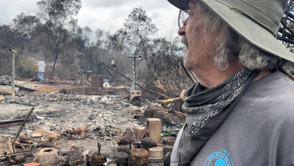 PHOTO: Maui resident Ross Hart explains how the fire spread. (Becky Worley/ABC News)