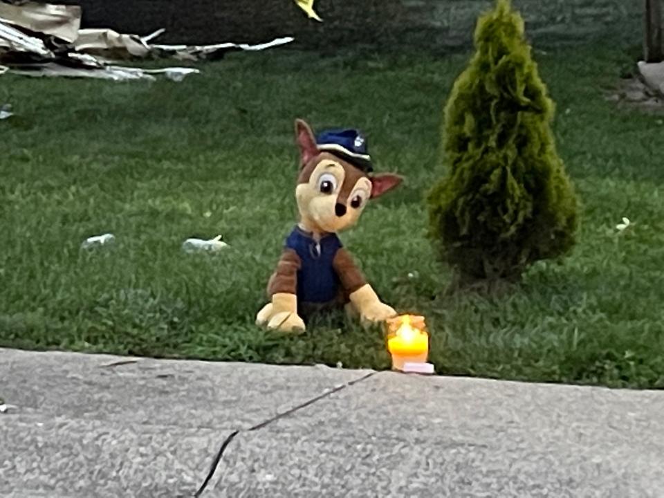 Investigators returned to the scene of a mobile home park in Clark County the day after a Clark County deputy was shot and later died from his injuries. A memorial outside the house has started to grow with two deputies arriving at the scene and placing flowers outside the house. (Gabrielle Enright/Staff)