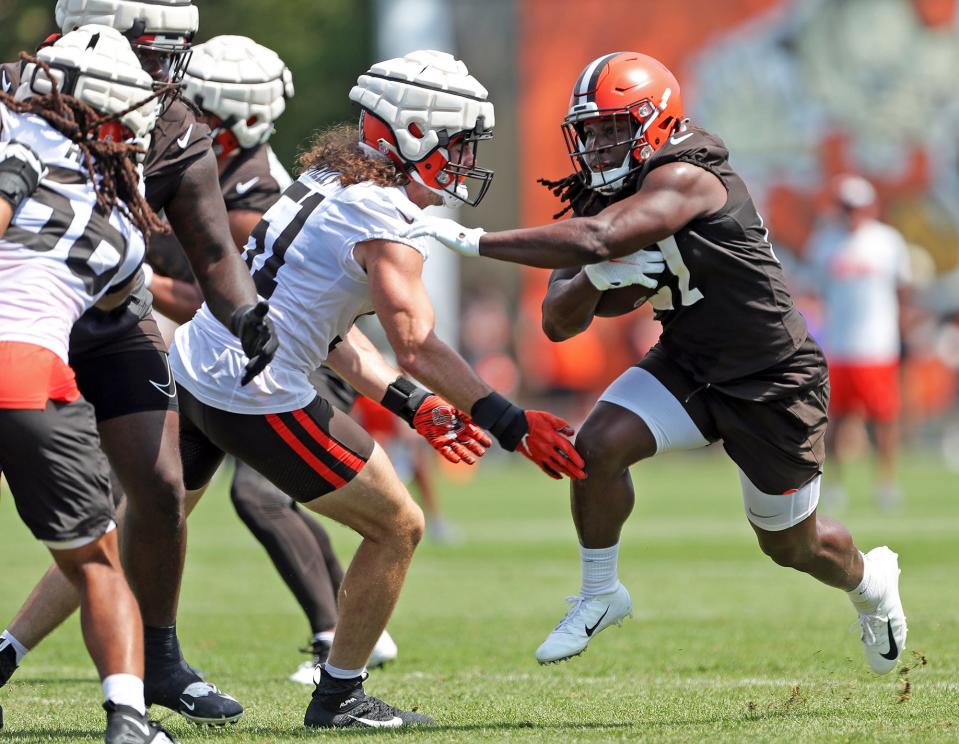 Cleveland Browns running back Kareem Hunt rushes for yards during the NFL football team's football training camp in Berea on Wednesday.