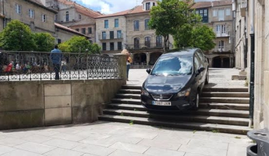 Por seguir al pie de la letra al GPS, estos turistas tuvieron que estacionarse en una escalinata. Foto: Twitter/guardiacivil