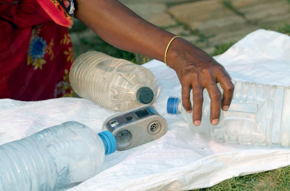 Im Rahmen eines Wasserdesinfektionsprojekt in Bangladesch soll Wasser mit den UV-Strahlen der Sonne gereinigt werden. Ein solarbetriebenes Messgerät zeigt an, wann der Reinigungsprozess abgeschlossen ist. Durch das Projekt soll Brennholz gespart werden, das zum Abkochen benötigt würde. (Bild: ARTE / Diego5 Studios)