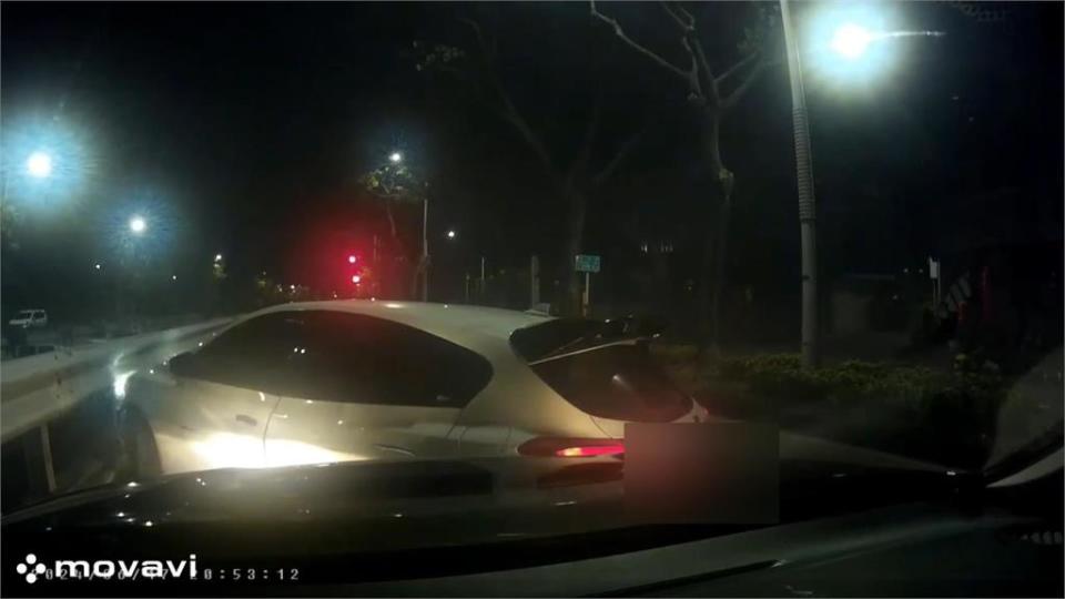 手臂中彈不痛？ 毒嫌路邊揮長鋸遭警轟3槍  還駕車逃逸衝撞警車