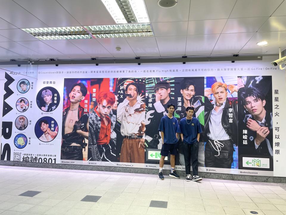 夏浦洋、陳峻廷日前和火星粉絲在捷運101站製作的應援牆合照（圖／記者簡子喬攝）
