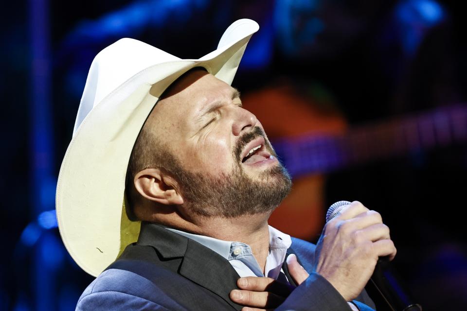 Garth Brooks canta en la ceremonia de incorporación al Salón de la Fama de la Música Country, el domingo 1 de mayo de 2022 en Nashville, Tennessee. (Foto por Wade Payne/Invision/AP)