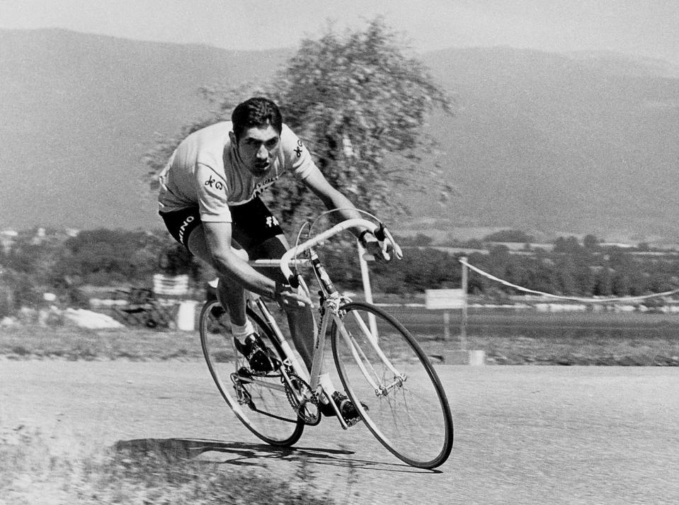 Der Belgier Eddy Merckx gewann im Laufe seiner Karriere bis zum Jahr 1978 insgesamt fünfmal die Tour de France und bis dahin darüber hinaus mehr Rennen als jeder andere Straßenradfahrer. 2003 wurde er zum größten Tour-Champion der Geschichte gewählt. (Bild: 2013 AFP / Getty Images)