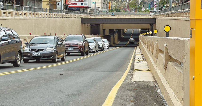 新竹市西大路地下道斥資1億元整修，今年1月底已通車，但仍有漏水等多項問題，遭多位市議員質疑改善工程的品質。（圖／林彥甫提供、陳育賢新竹傳真）