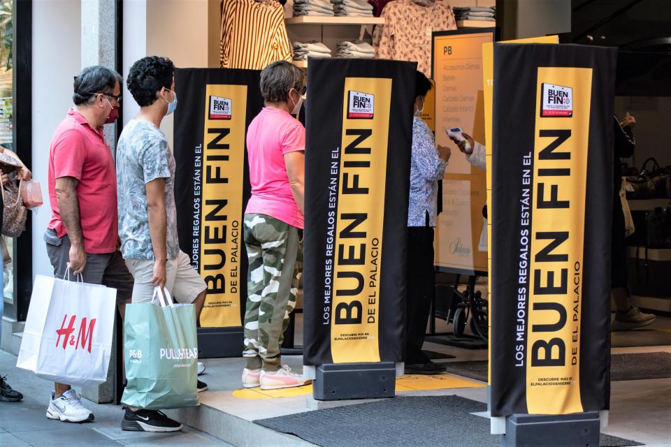 Gente esparando en la entrada de una tienda durante la celebración de El Buen Fin de 2020. (Foto: Medios y Media/Getty Images)