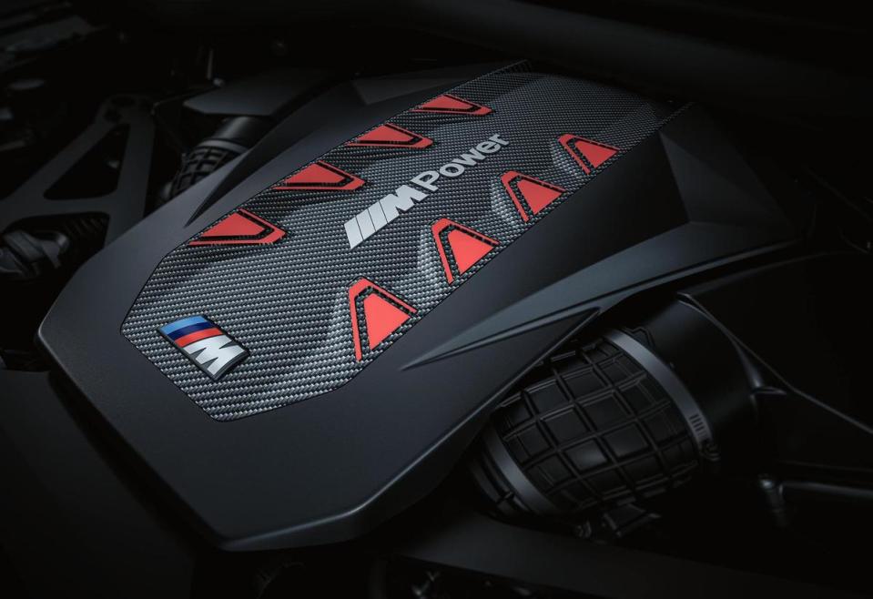 XM搭載全新開發的4.4升V8雙渦輪增壓引擎為基礎，結合197 hp動力的電動馬達，最大可輸出653匹德制馬力及81.6kg/m的強勁扭力。
