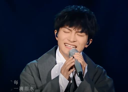 中國大陸歌唱比賽選手飆高音。（圖／翻攝自YouTube）