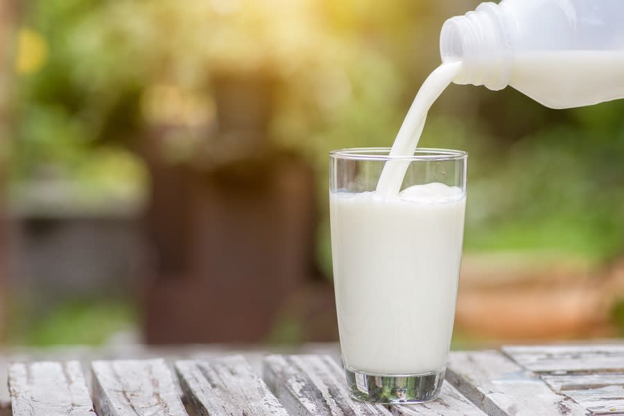 Un bicchiere di latte e l’economia migliora (foto d’archivio Getty Images)
