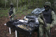 Municiones incautados por el Ejército Mexicano en un campo de entrenamiento de 'Los Caballeros Templarios de Michoacán'. También se encontraron accesorios mediavales. Foto: AP