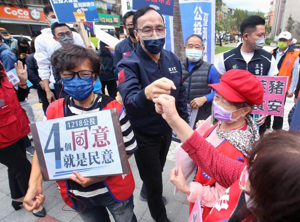 朱立倫上午到台北市吳興商圈進行四大公投街講，對於徐旭東擔心兩岸關係影響企業投資，朱說，政府若讓自己的小孩、企業無法受到保護，而每天只會喊殺喊打，又沒有辦法創造好的投資環境，這樣的政府非常不負責任。（范揚光攝）