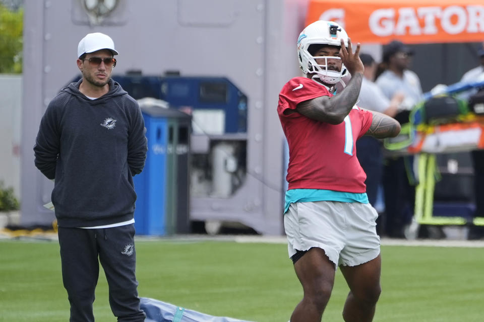 Miami Dolphins head coach Mike McDaniel watches quarterback Tua Tagovailoa (1) during an NFL football practice, Tuesday, May 28, 2024, in Miami Gardens, Fla. (AP Photo/Marta Lavandier)