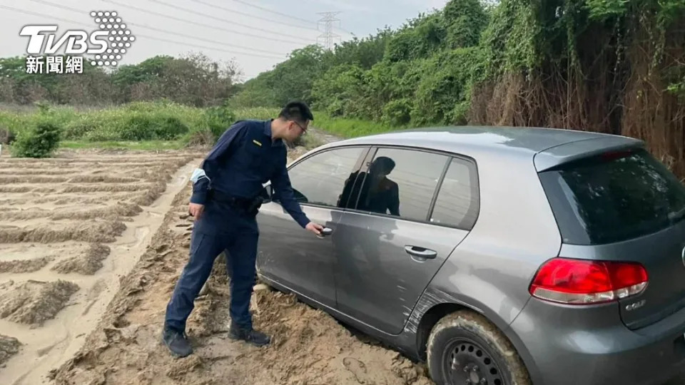 &#x0054e1;&#x008b66;&#x00505c;&#x008eca;&#x00518d;&#x005f92;&#x006b65;&#x008d70;&#x009032;&#x0053bb;&#x003002;&#x00ff08;&#x005716;&#x00ff0f;TVBS&#x00ff09;