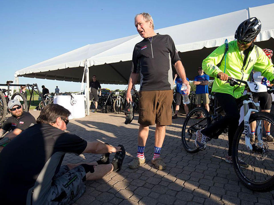 Sein Sohn George W. Bush zeigte sich 2015 patriotisch beim "Fifth Annual Bush Institute Military Service Initiative Warrior 100K"-Fahrradrennen auf seiner Ranch in Crawford, Texas. (Bild-Copyright: Yahoo)