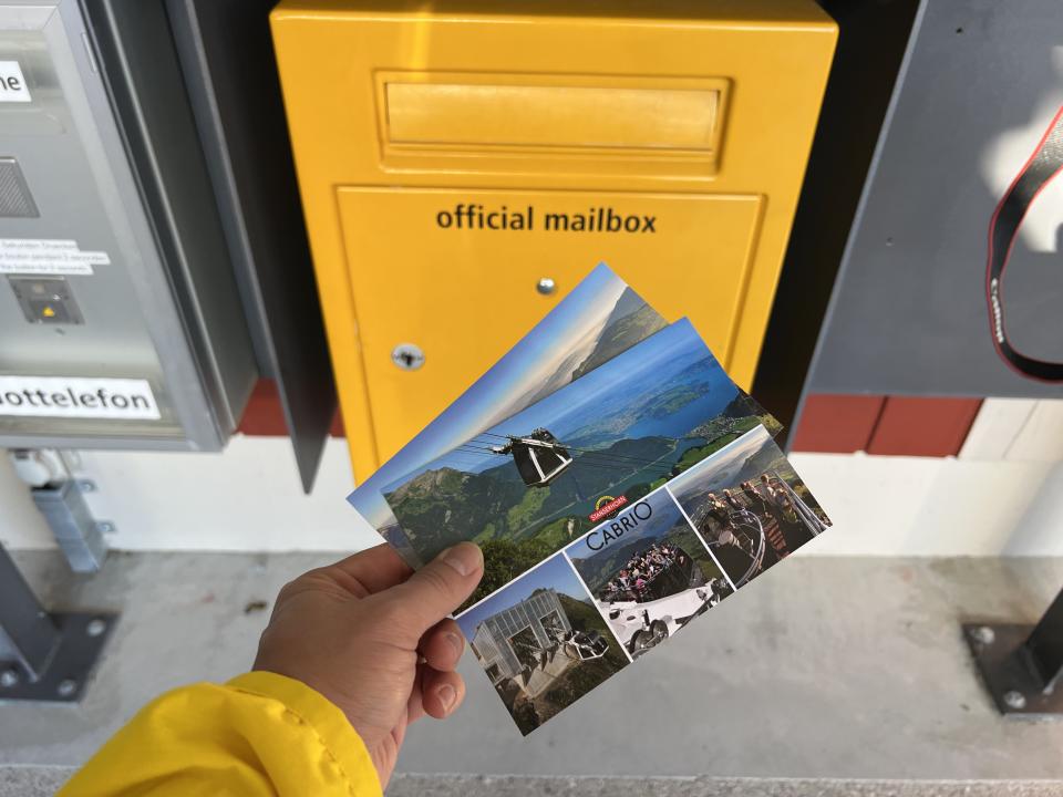 可於餐廳旁的紀念品店購買明信卡和郵票，而且設有信箱可以即寄出！