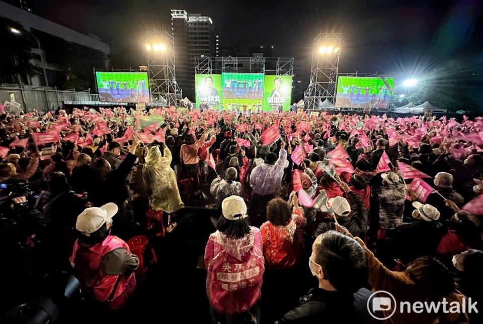 近萬名支持者參加在新北土城舉行的民進黨總統大選造勢晚會。   圖：張良一/攝