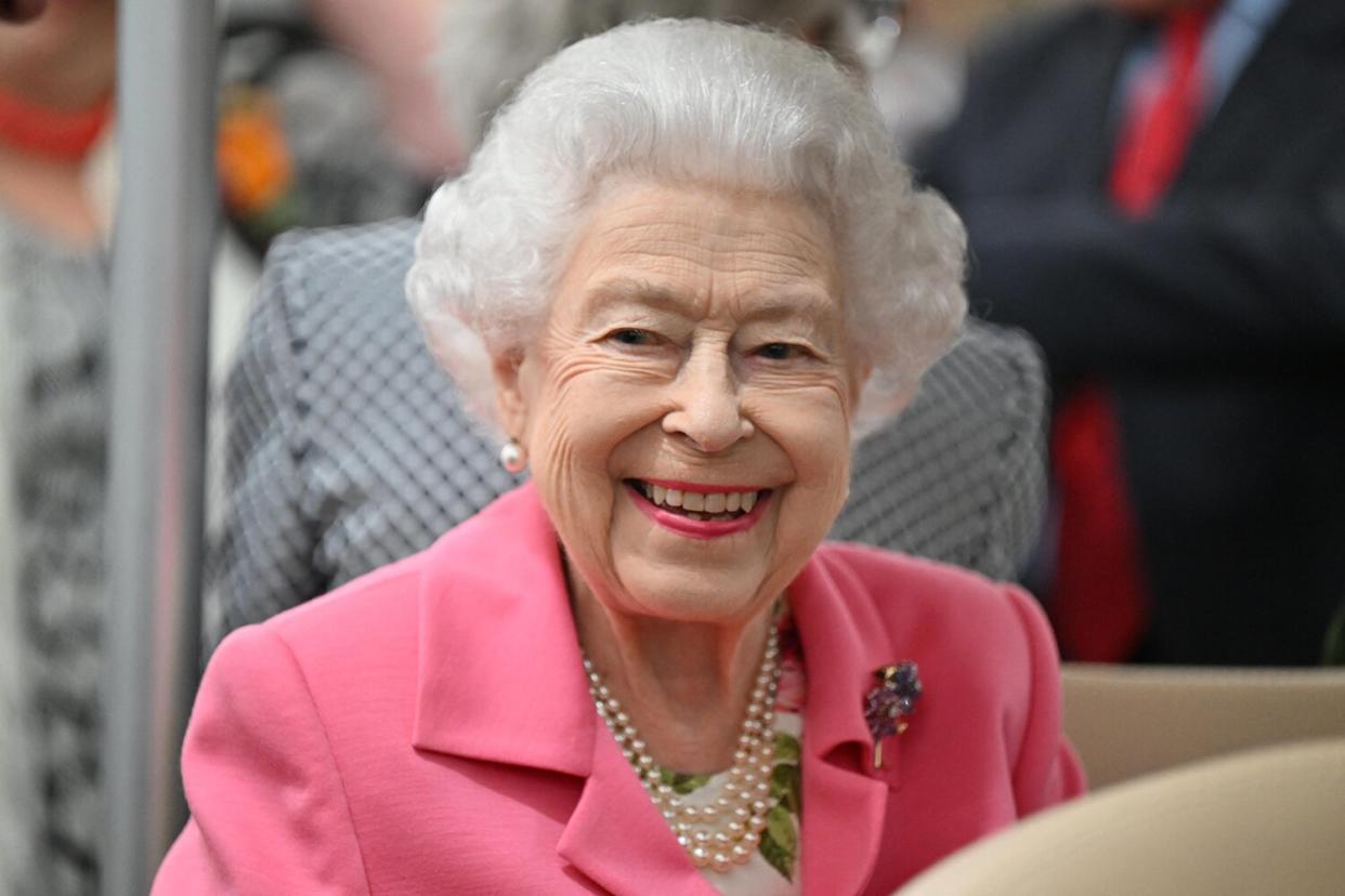 Britain's Queen Elizabeth II smiles during a visit to the 2022 RHS Chelsea Flower Show in London on May 23, 2022. - The Chelsea flower show is held annually in the grounds of the Royal Hospital Chelsea.